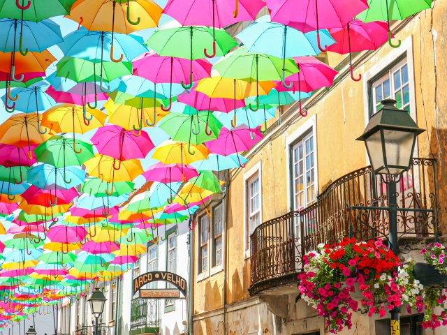 傘を飾る街並み